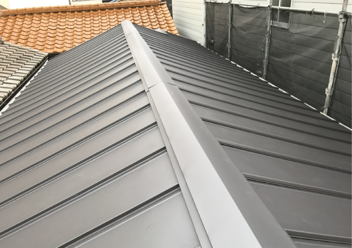 ガルバリウム製の立平葺きで葺いた屋根のイメージ